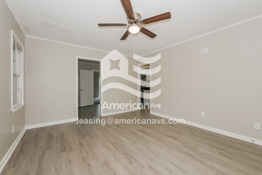 Building Photo - 3215 Commodore Dr