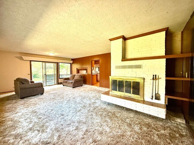 Building Photo - **50% OFF FIRST MONTH'S RENT** Country Liv...