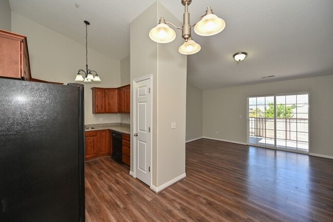 Building Photo - Beautiful 3 Bedroom Condo in Amazing Locat...