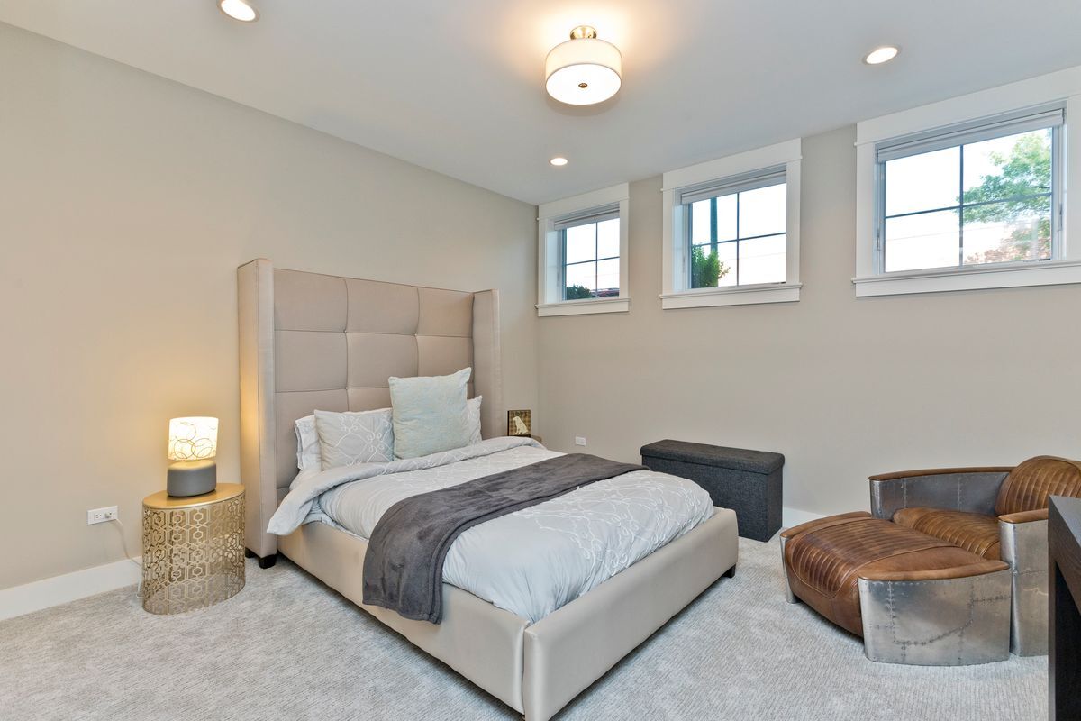 Building Photo - 4752 N Hamilton Ave