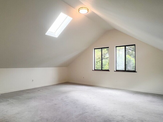 Building Photo - 1055 River St