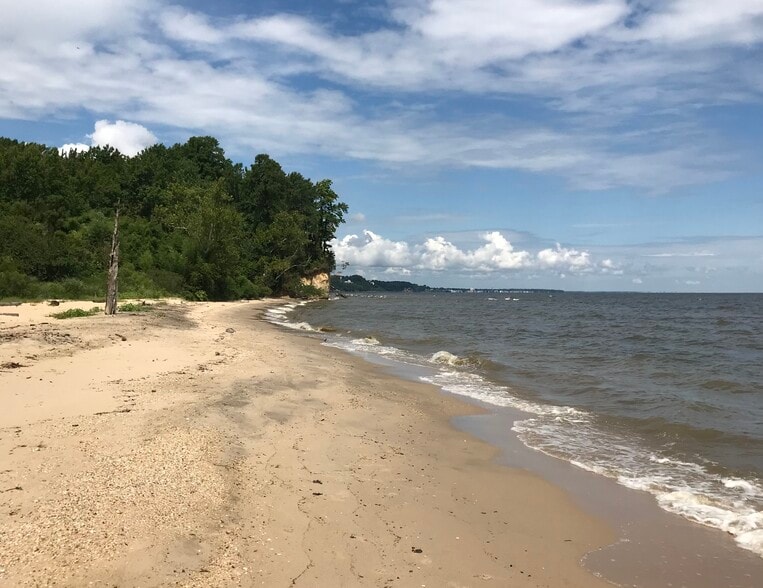 Building Photo - 3810 Bayview Dr