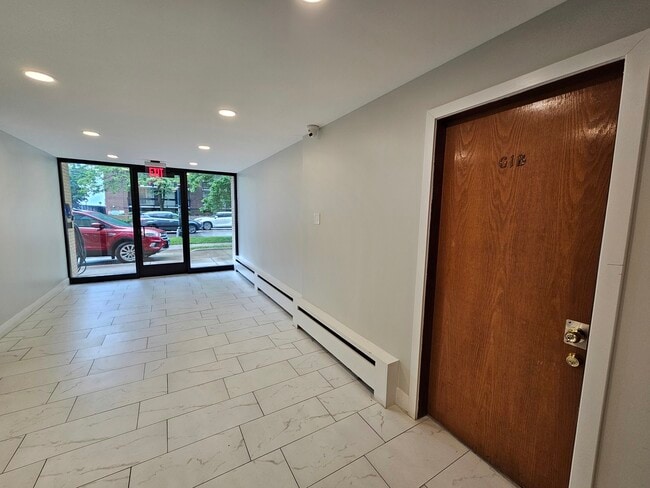 Building Photo - 5906 N Sheridan Rd
