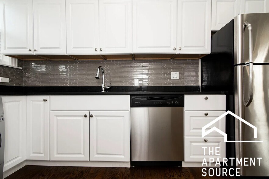 Building Photo - 3819 1/2 N Greenview Ave