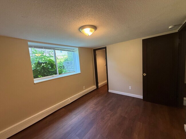 Building Photo - 560-562 37th Ave NE