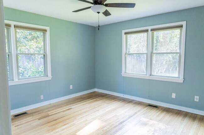 Building Photo - Gorgeous Home Located in Betton Hills, in ...