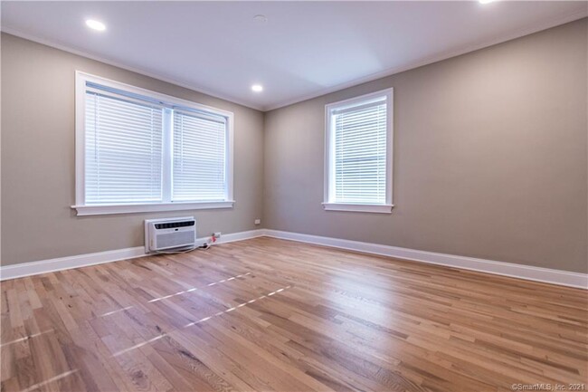 Building Photo - 140 Woodside Green