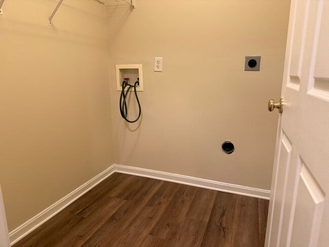 Building Photo - 2 bedroom 2.5 bath townhouse