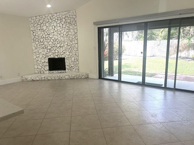 Building Photo - 541 NE 47th St