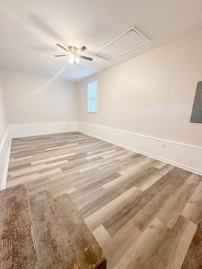 Building Photo - 706 E 15th St