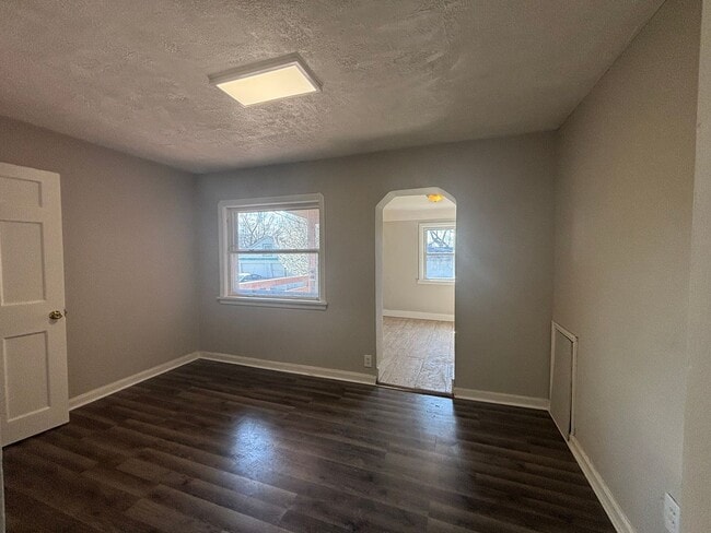 Building Photo - Spacious Single Family Home