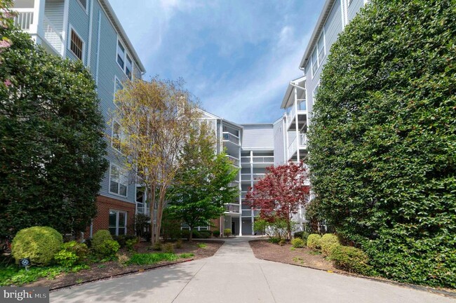 Building Photo - 3176 Summit Square Dr