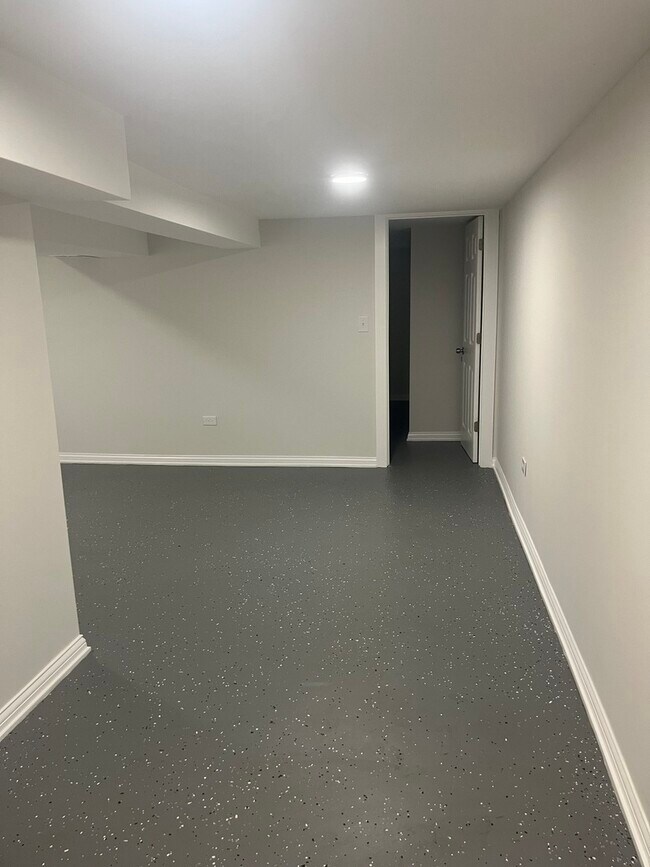 Building Photo - 13709 S School St