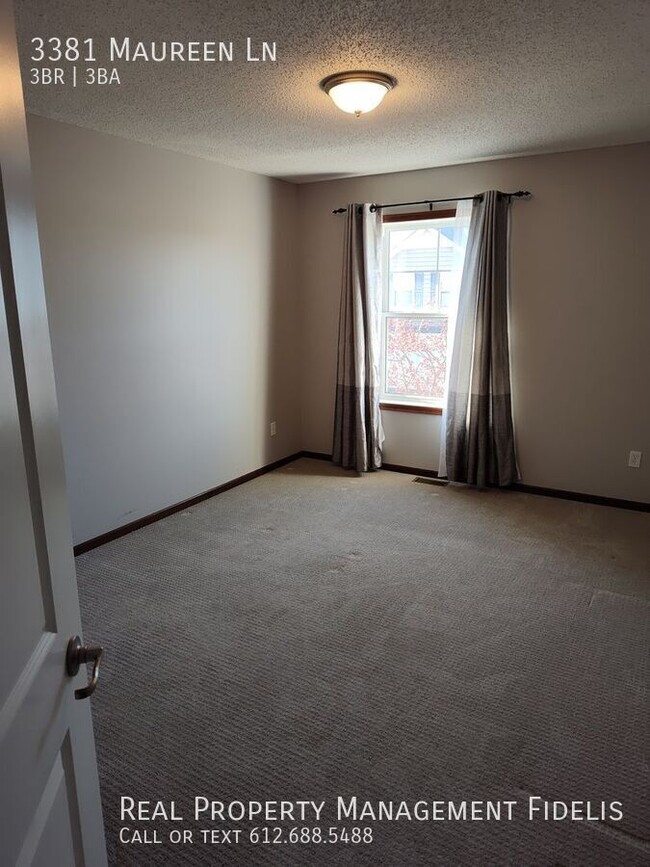 Building Photo - 3 bedroom, 3 bathroom. Close to downtown S...