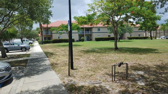 Building Photo - 1165 Golden Lakes Blvd