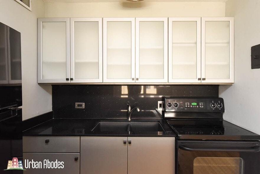 Building Photo - 429 W Wellington Ave