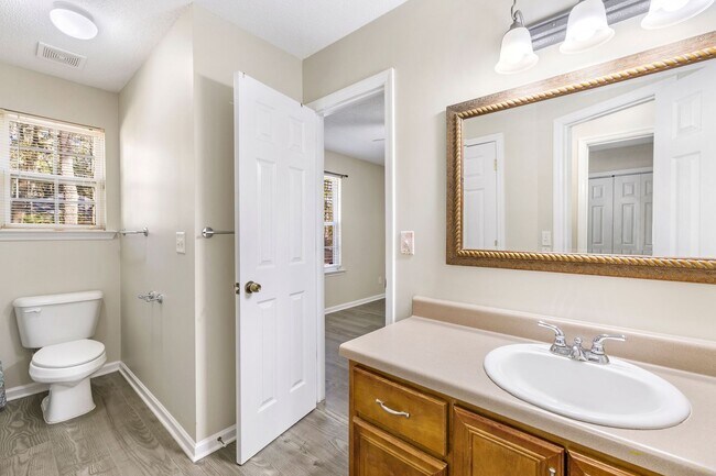 Building Photo - No HOA! Large Lot!