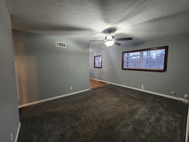 Building Photo - 3 Bedroom Home in Shawnee