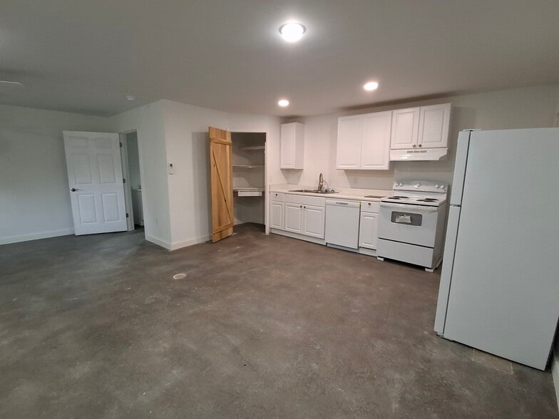 Building Photo - 46 Lena Dr