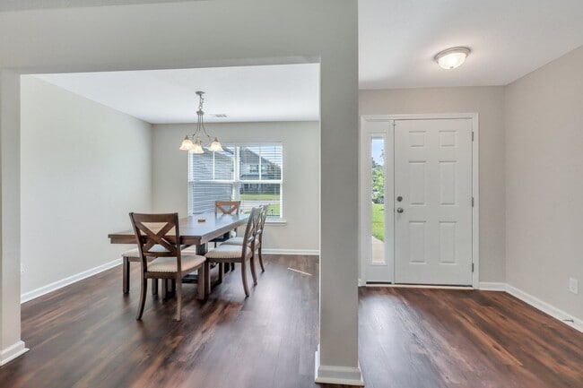 Building Photo - AVAILABLE NOW! (Pet Friendly)