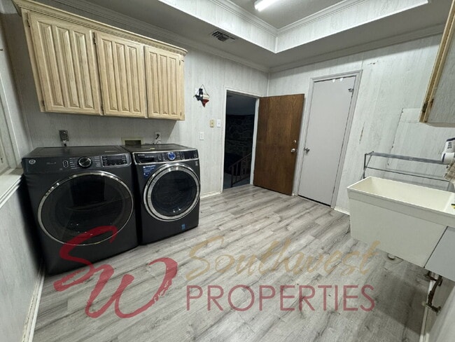 Building Photo - 2 bedroom 2 bath on a 12 acre paradise!