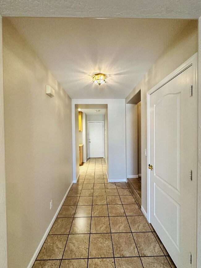 Building Photo - 672 W Raven Dr