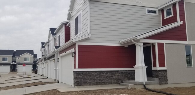 Building Photo - 3 Bedroom Town Home in Herriman Available ...