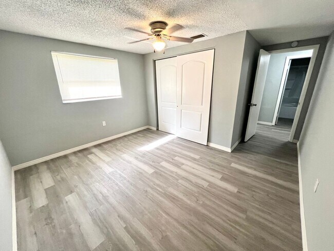 Building Photo - Adorable Renovated 2BD/1BTH Villa in 55+ C...