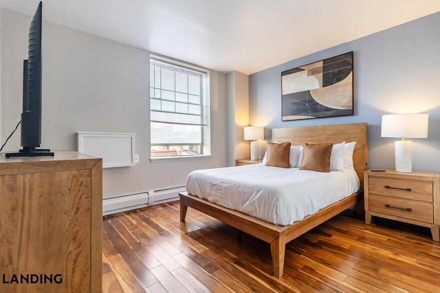 Building Photo - 265 College St