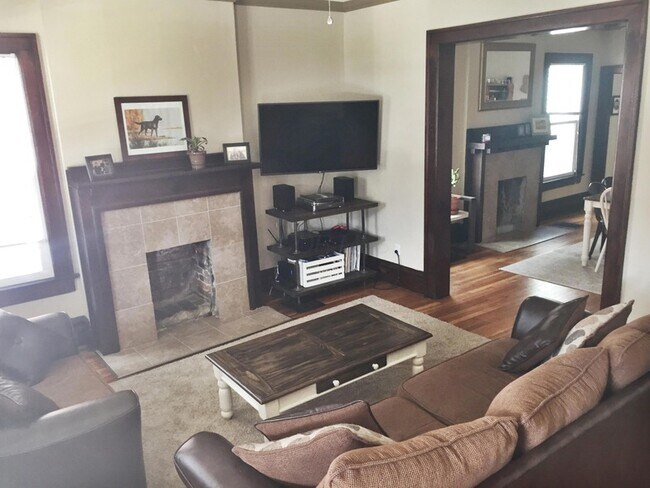 Building Photo - 1704 Oak St