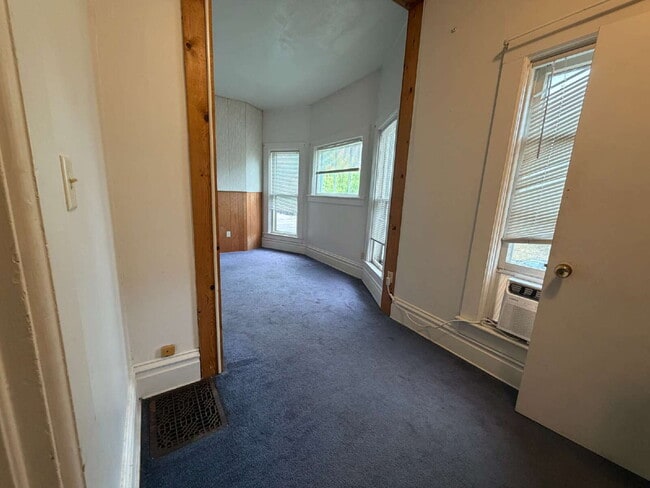 Building Photo - 3 Bedroom Student Rental New UW-Eau Claire - Available Now!