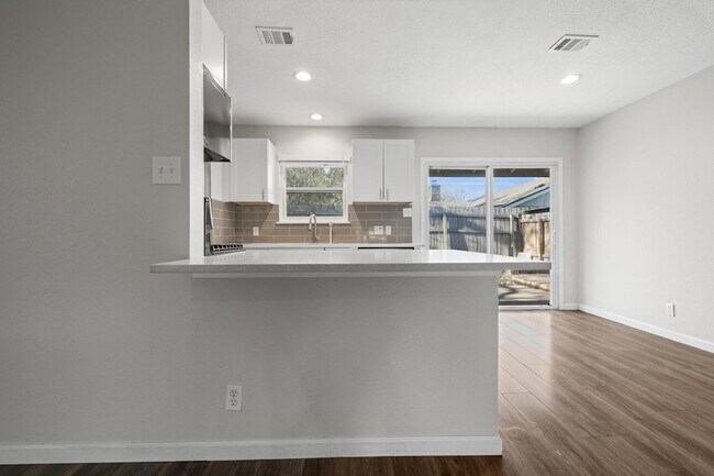 Building Photo - 3201 Mossrock Dr