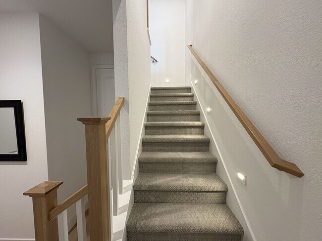 Building Photo - Modern 3BR/3BA Townhome in Prime Mountain View Location