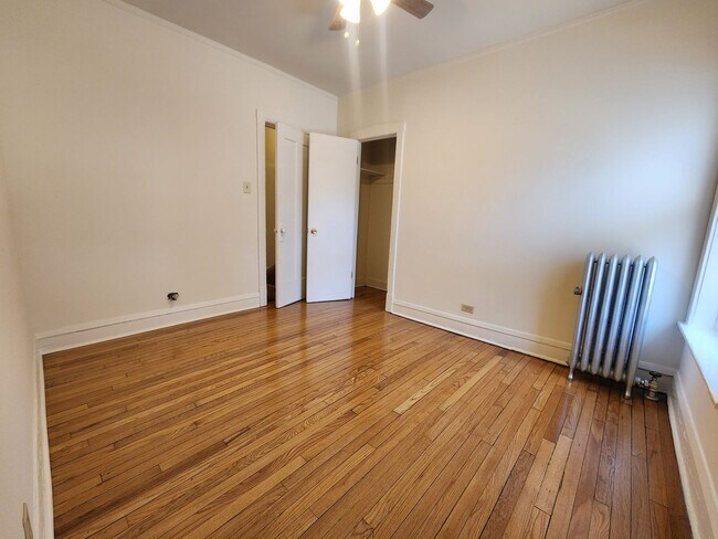 Building Photo - 3348-1 W Sunnyside 1bed/1bath