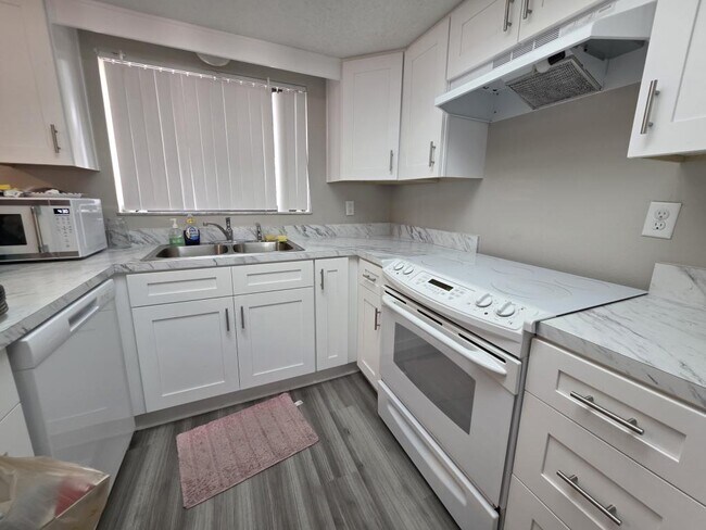Building Photo - 3252 Sea Grape Dr