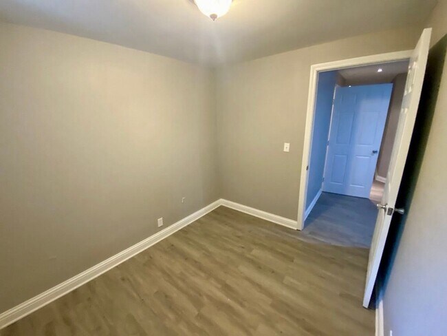 Building Photo - 6 Bed/2.5 Bath Mins. From UC $775/pp ($4,6...