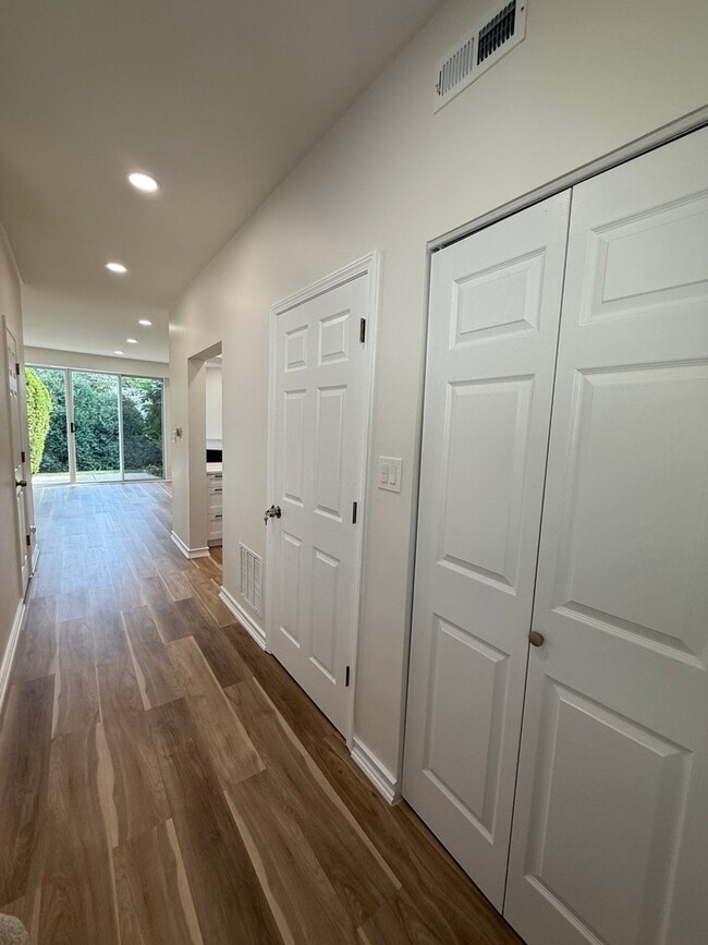 Building Photo - 7825 Darien Lakes Dr