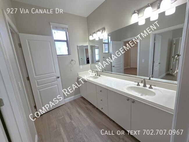 Building Photo - 927 Via Canale Dr
