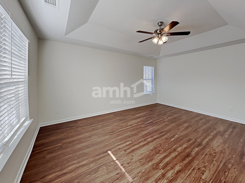 Building Photo - 2026 Oakbluff Way SW