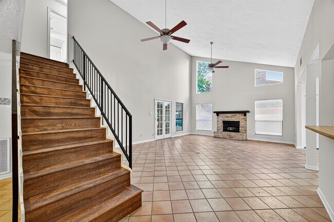 Building Photo - 812 Fleetwood Pl Dr