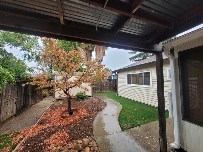 Building Photo - Beautiful home with wood floors