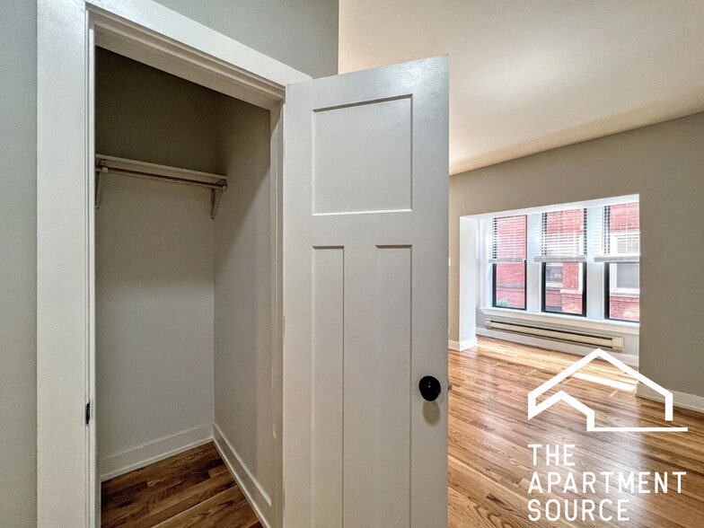 Building Photo - 4415 N Wolcott Ave