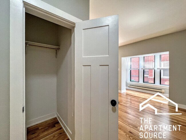 Building Photo - 4411 N Wolcott Ave