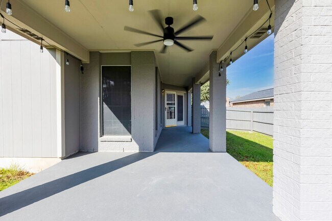 Building Photo - 113 W Deer Horn Pass