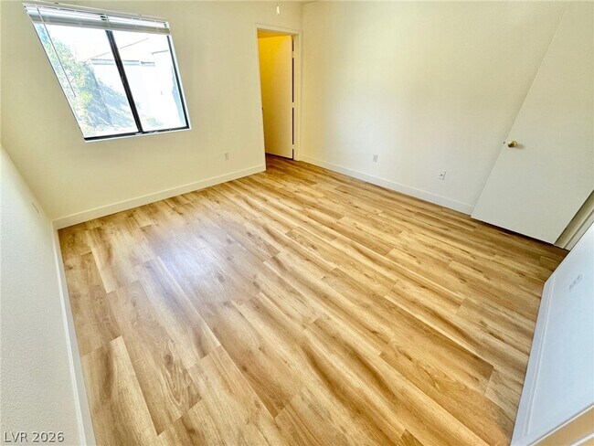 Building Photo - 950 Seven Hills Dr