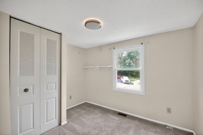 Building Photo - Bright and spacious 4Bd/2.5Bth haven located in a peaceful cul-de-sac!