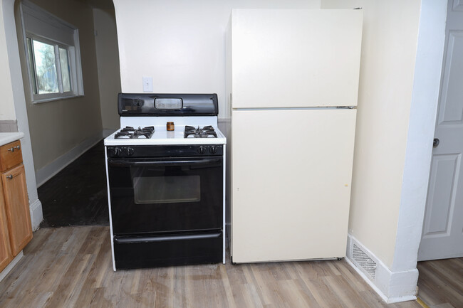 UNIT B- 2 BEDROOM - 1624 Sheridan Ave