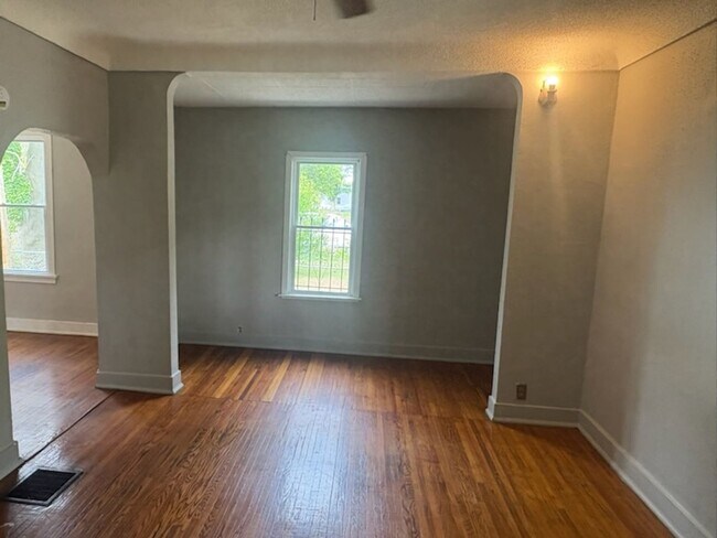 Building Photo - Cute 2 Bedroom Located Near Local Hospital
