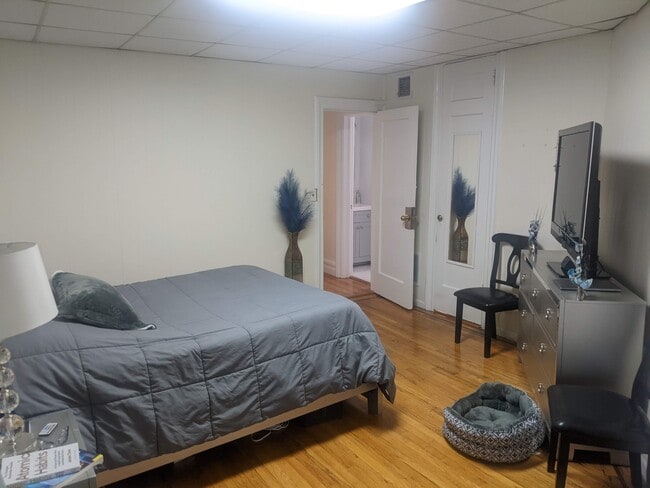 BEDROOM - 2 Grant St