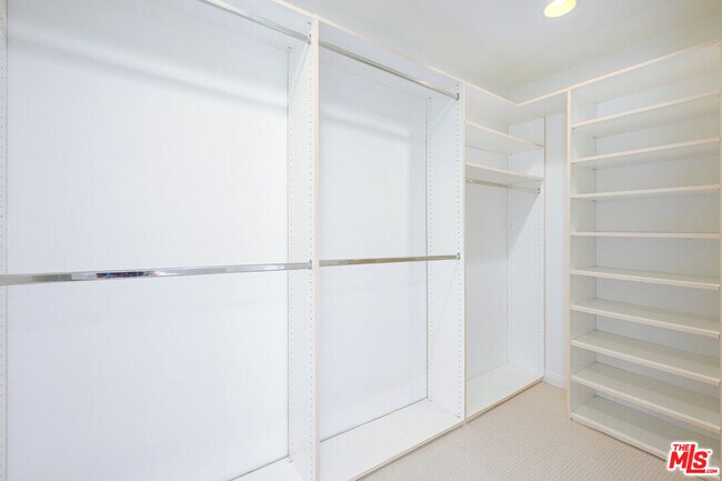 Building Photo - 4250 Vía Dolce